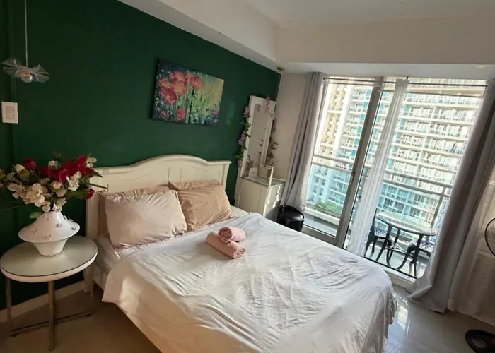 Sym Staycation At Azure * Manila